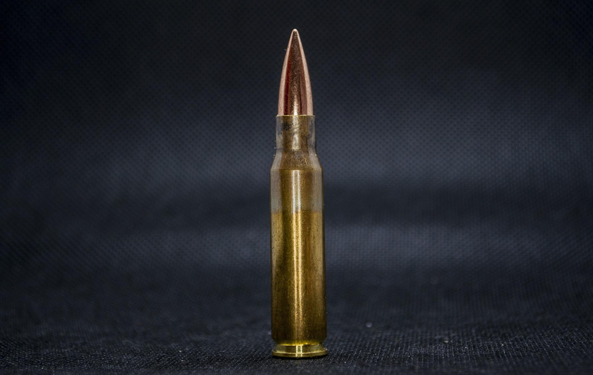 【英語フレーズ】「bite the bullet」ってどんな意味？使い方は？｜tobiuma