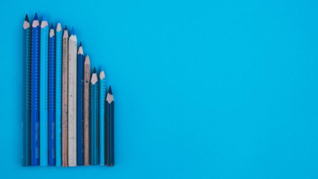 大きさの違う鉛筆が順に並んでいる画像